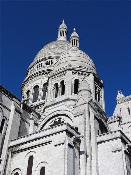 Paris: Sacré-Coeur and Montmartre Tour with Expert Guide - La Maison Rose and the Dalida statue: small stops with big identity