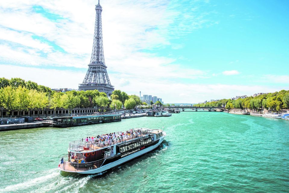 Paris: Seine River Cruise with a Live Guide - Hôtel de Ville and the Louvre: the Seine as a moving museum frame