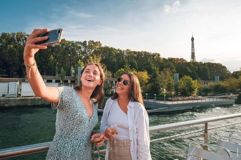 Paris: Seine River Cruise with a Live Guide - Place de la Concorde and Grand Palais: a classic finish on the river