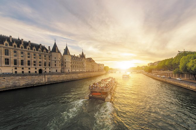 Paris Seine River Sightseeing Cruise with Commentary by Bateaux Parisiens - Daytime vs night: how to choose the best departure without overthinking it