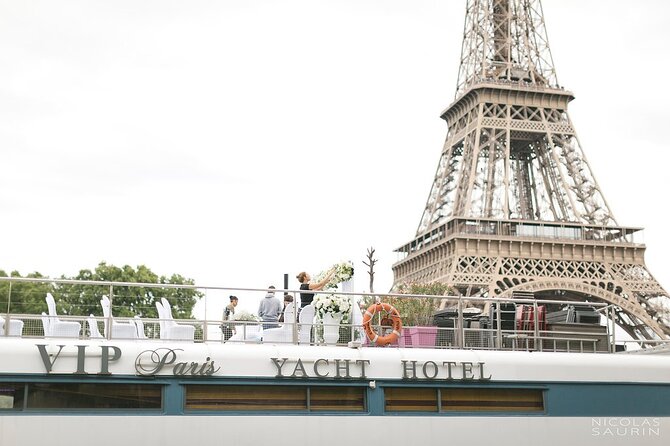 Seine River Dinner Cruise with Live Singer by VIP Yacht de Paris - Seating and the Rooftop Photo Strategy