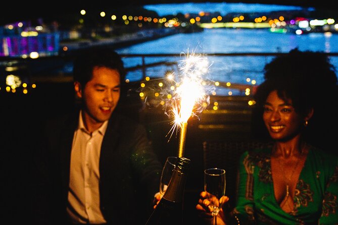 Seine River Dinner Cruise with Live Singer by VIP Yacht de Paris - Service Quality: Usually Helpful, Sometimes Uneven