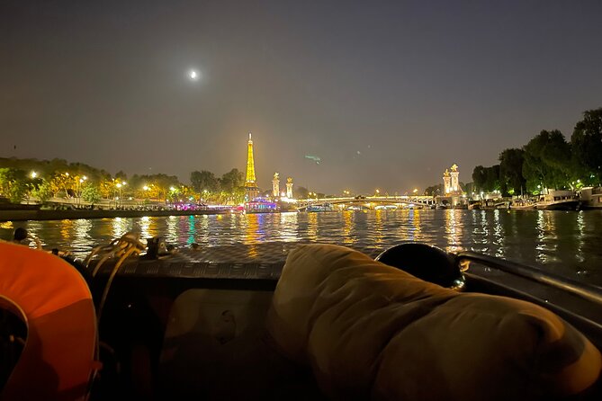 Top Private Cruises in Paris with French Champagne and surprises - Stop 1: The Statue of Liberty copy on Île aux Cygnes