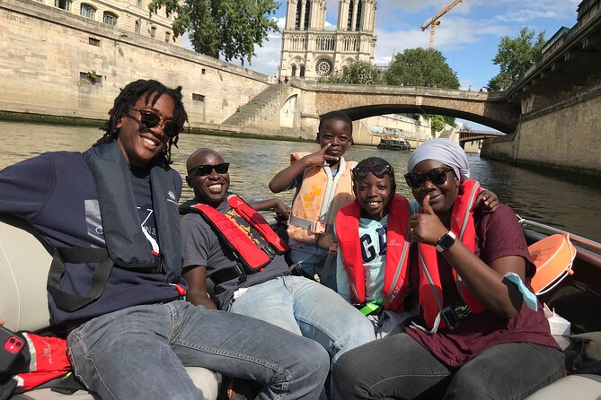 Top Private Cruises in Paris with French Champagne and surprises - Stop 3: The Louvre, seen from the river like a local