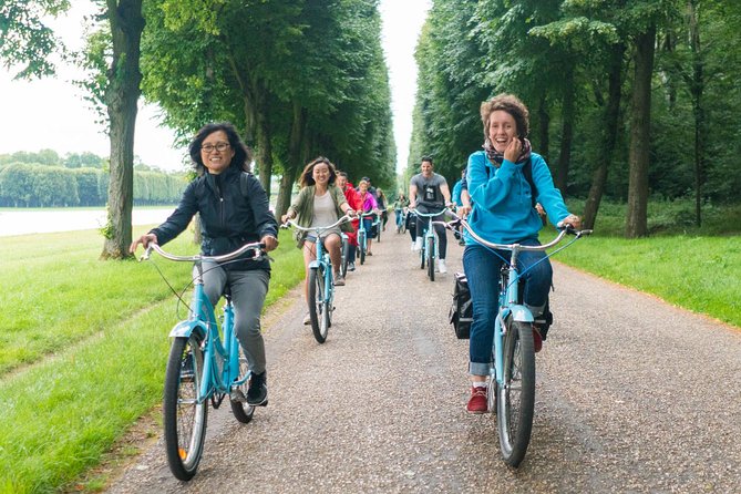 Versailles Palace Bike Tour with Market & Marie-Antoinette hamlet - Grand Canal picnic: the view does half the work