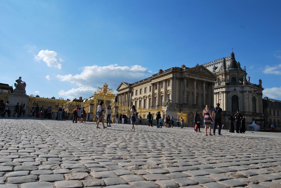 Versailles: Palace Guided Tour with Skip-the-Line Ticket - The Meeting Point: Louis XIV’s Statue and the Red Flag