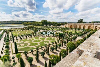 Versailles: Skip-the-Line Tour of Palace with Gardens Access - Where the tour starts: the GetYourGuide shop near Café Madeleine